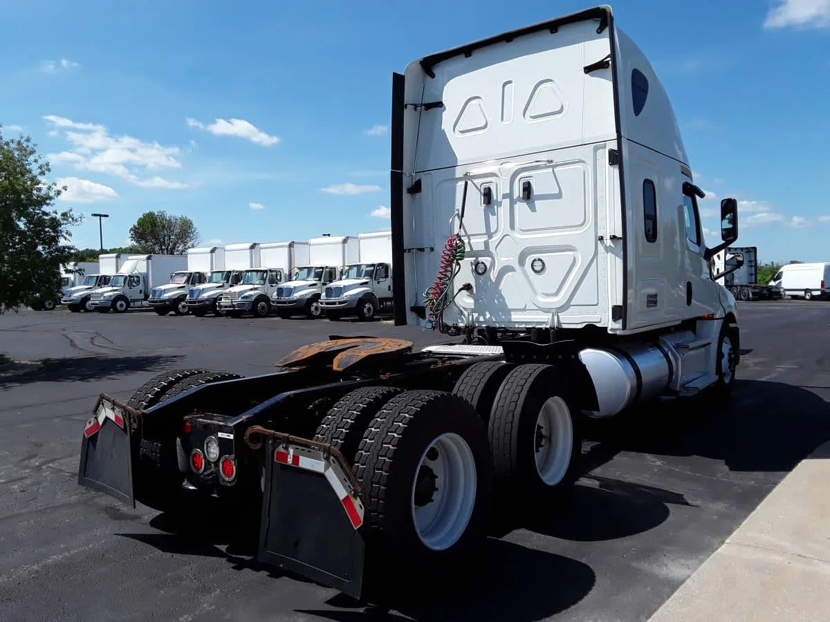 2020 Freightliner Cascadia in Altoona, IA — photo 4