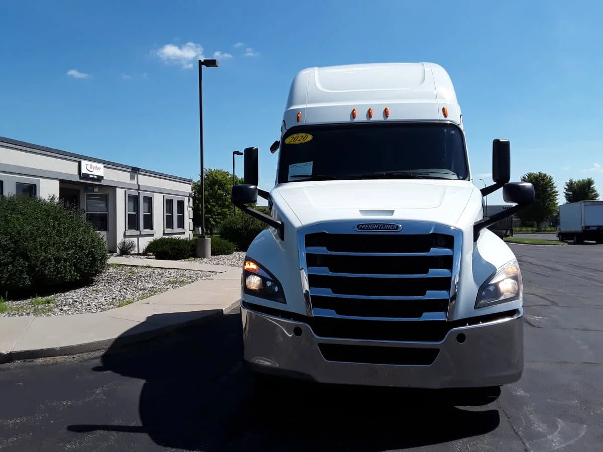 2020 Freightliner Cascadia in Altoona, IA — photo 2