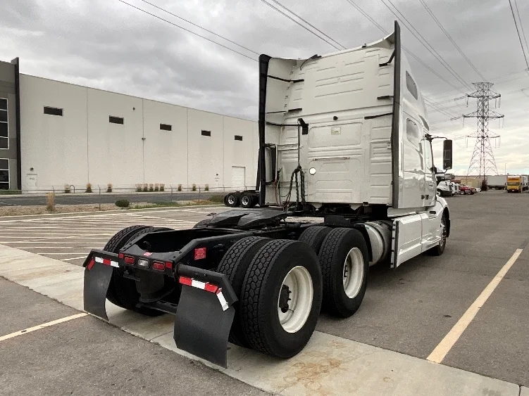 2022 Volvo VNL 760 - image 7