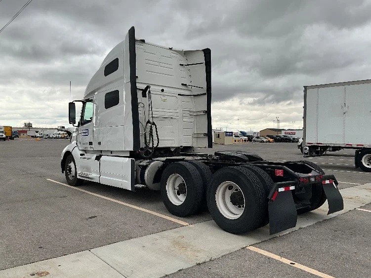 2022 Volvo VNL 760 - image 5