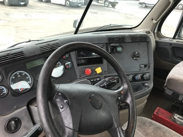 2018 Freightliner Cascadia - image 10