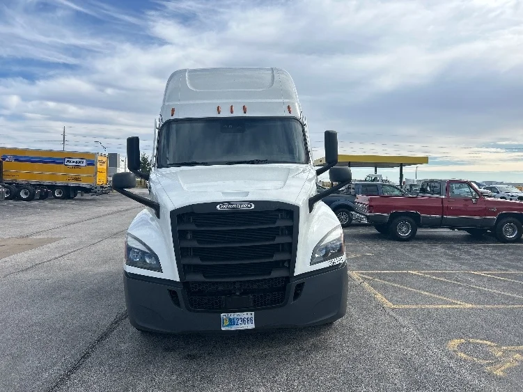 2022 Freightliner Cascadia - image 2