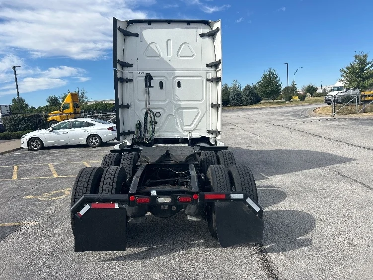2022 Freightliner Cascadia - image 6