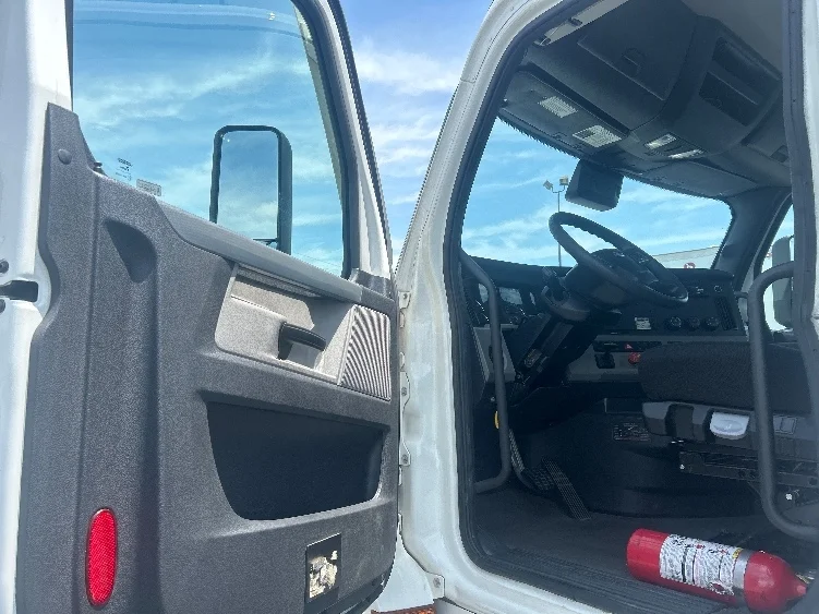 2021 Freightliner Cascadia in Greenville, SC — photo 9