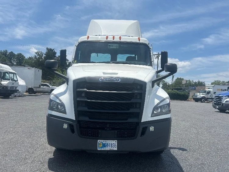 2021 Freightliner Cascadia in Greenville, SC — photo 2