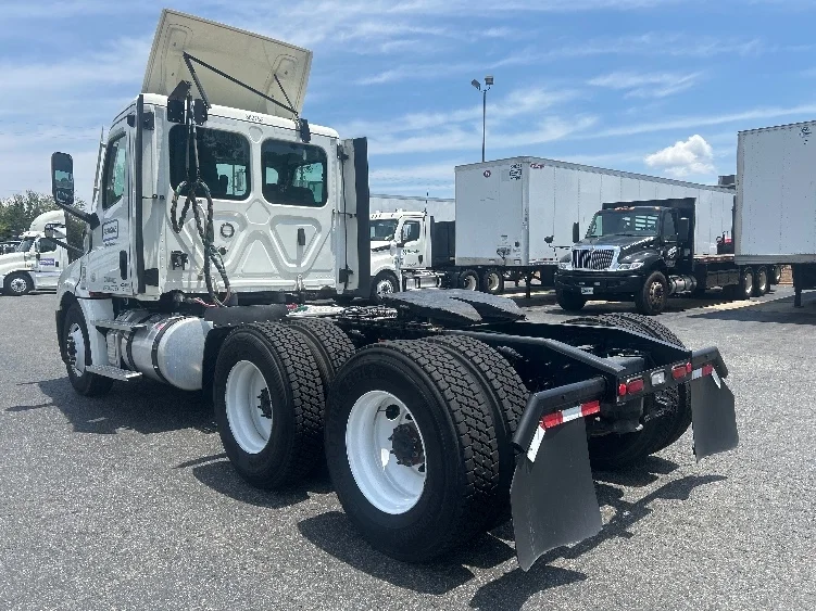 2021 Freightliner Cascadia in Greenville, SC — photo 5