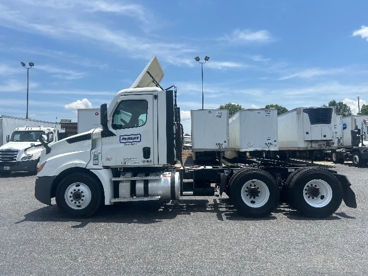 2021 Freightliner Cascadia in Greenville, SC — photo 4