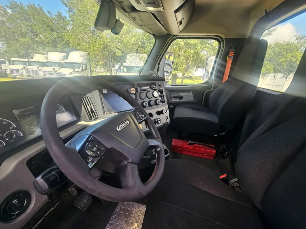 2020 Freightliner Cascadia in Orlando, FL — photo 7