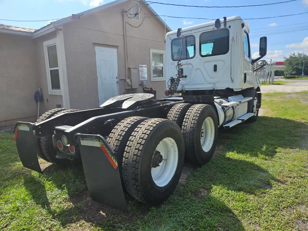2020 Freightliner Cascadia in Orlando, FL — photo 4
