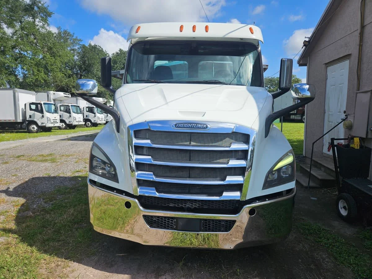 2020 Freightliner Cascadia in Orlando, FL — photo 2