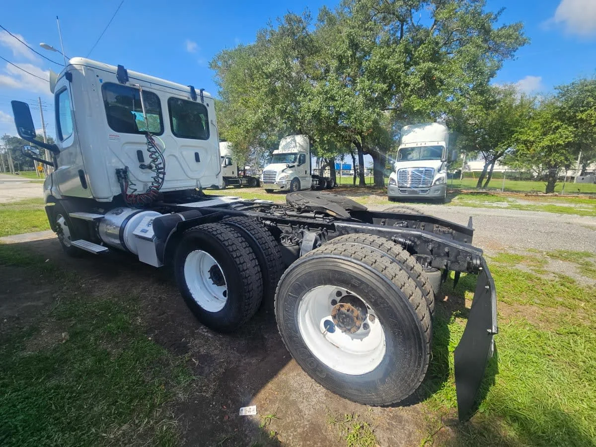 2020 Freightliner Cascadia in Orlando, FL — photo 6