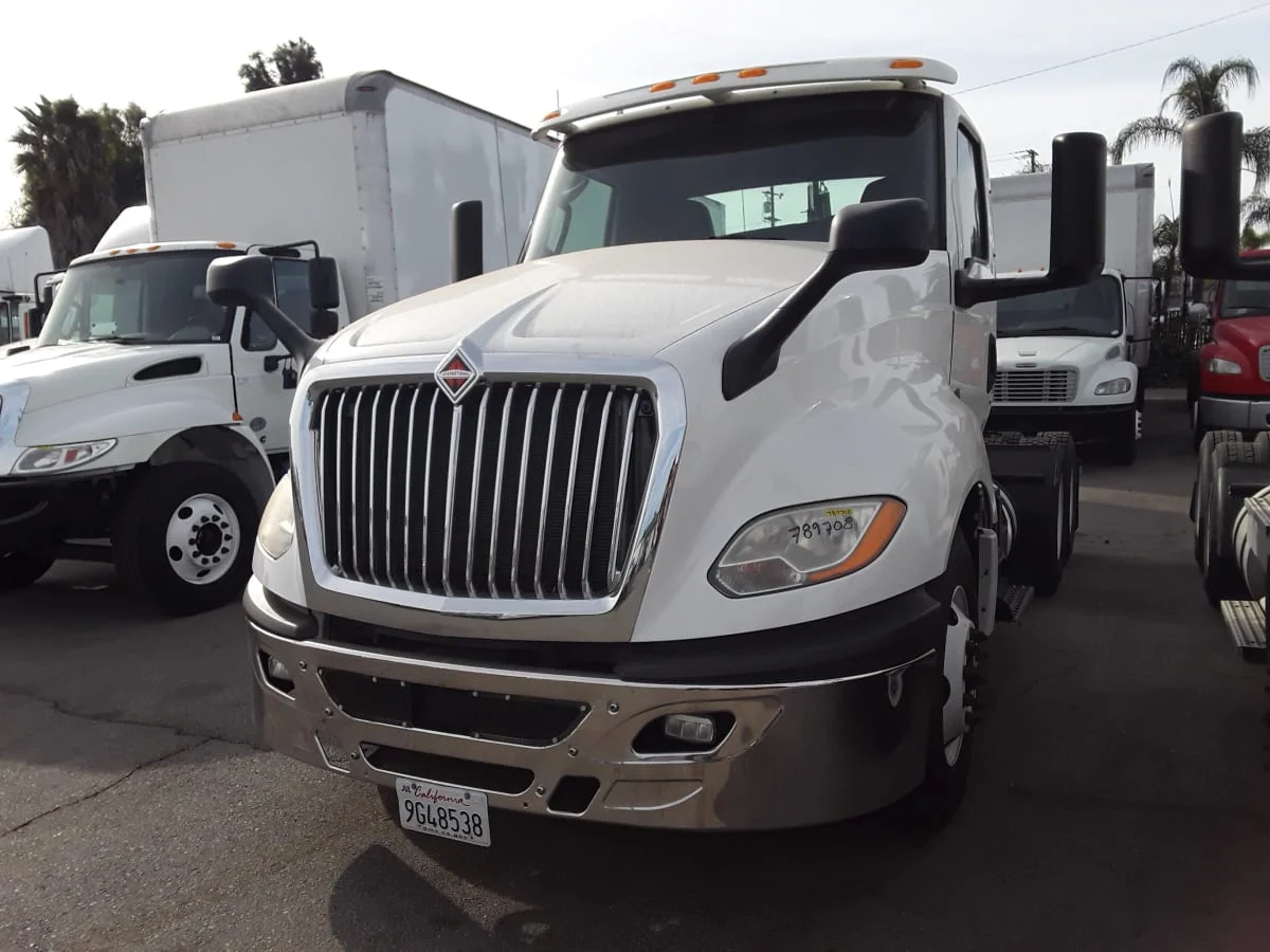 2018 International LT - image 3