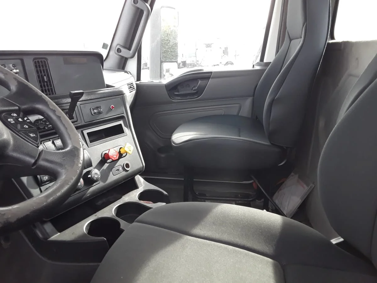 2018 International LT - image 7