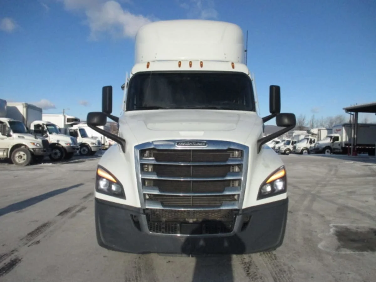 2022 Freightliner Cascadia in Allentown, PA — photo 2