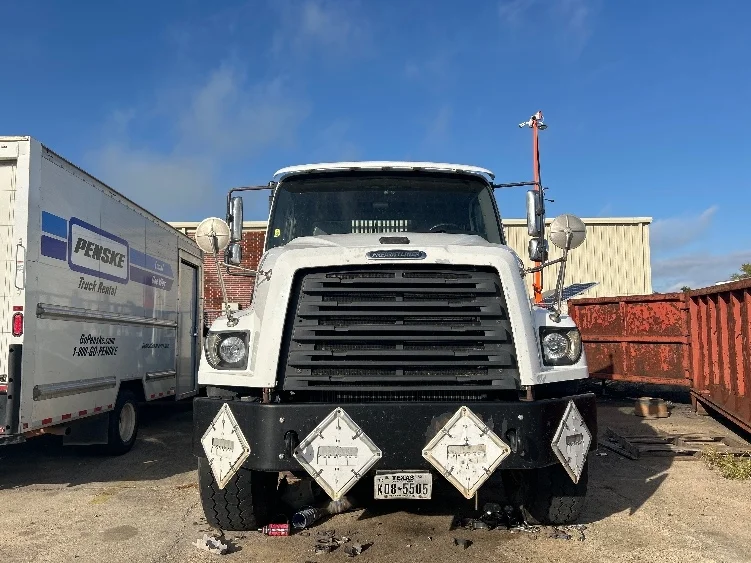 2019 Freightliner 114SD - image 2