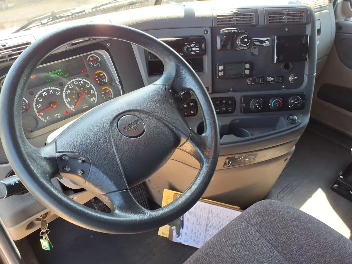 2020 Freightliner Cascadia in Dallas, TX — photo 7