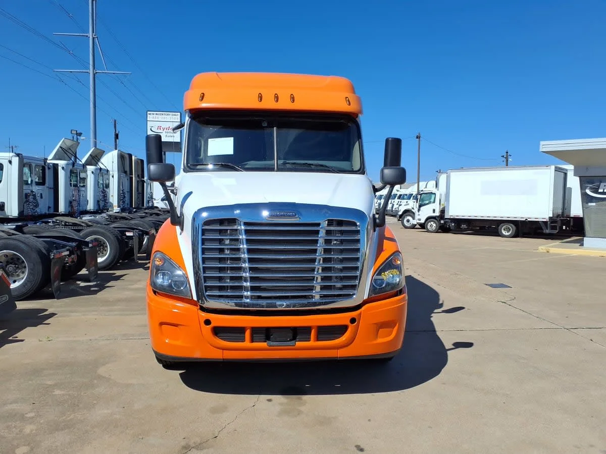 2020 Freightliner Cascadia in Dallas, TX — photo 2