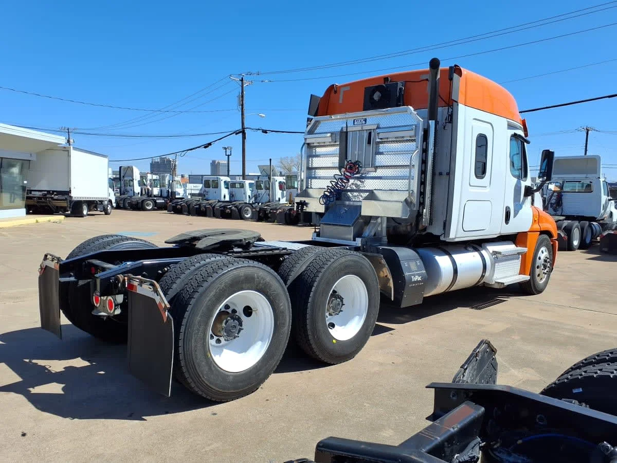 2020 Freightliner Cascadia in Dallas, TX — photo 4