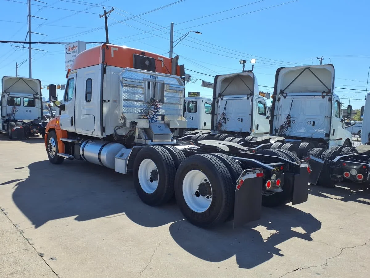 2020 Freightliner Cascadia in Dallas, TX — photo 6