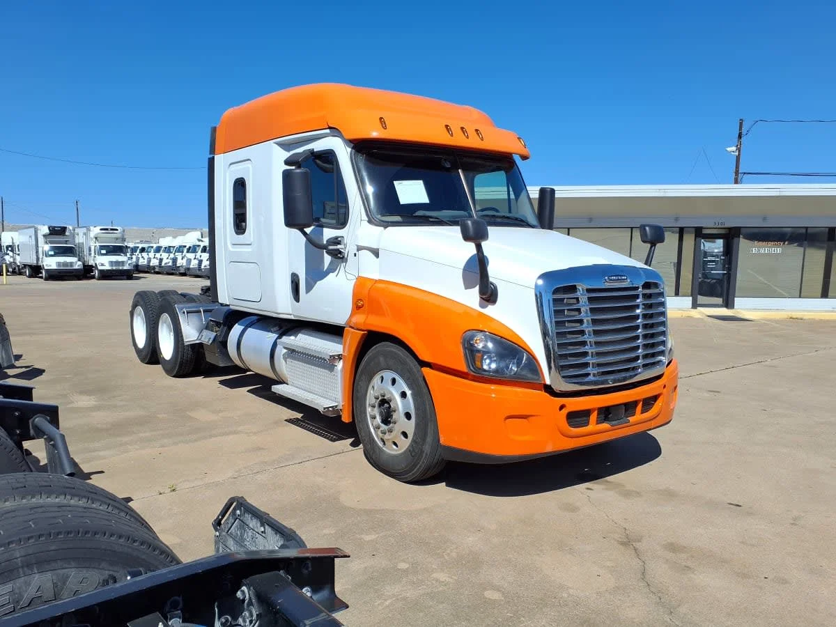 2020 Freightliner Cascadia in Dallas, TX — photo 3