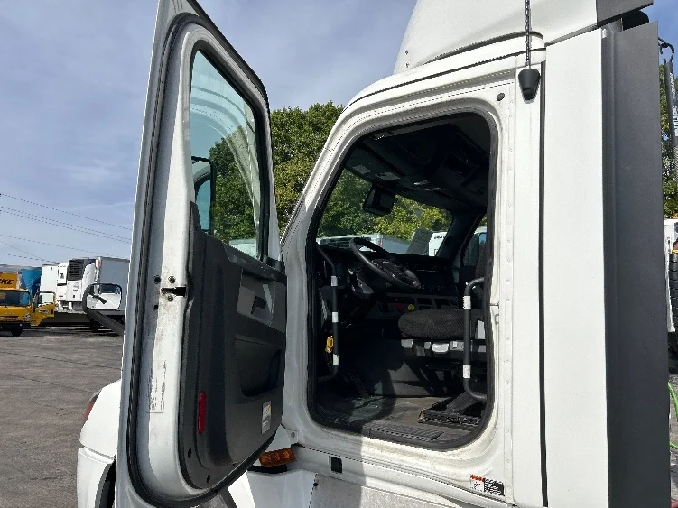 2022 Freightliner Cascadia - image 9