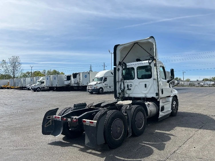 2022 Freightliner Cascadia in Piqua, OH — photo 7