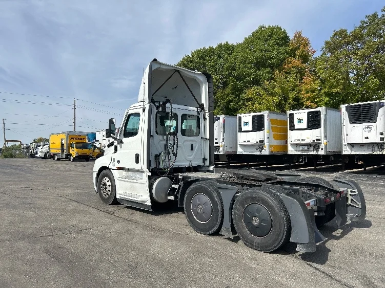 2022 Freightliner Cascadia in Piqua, OH — photo 5