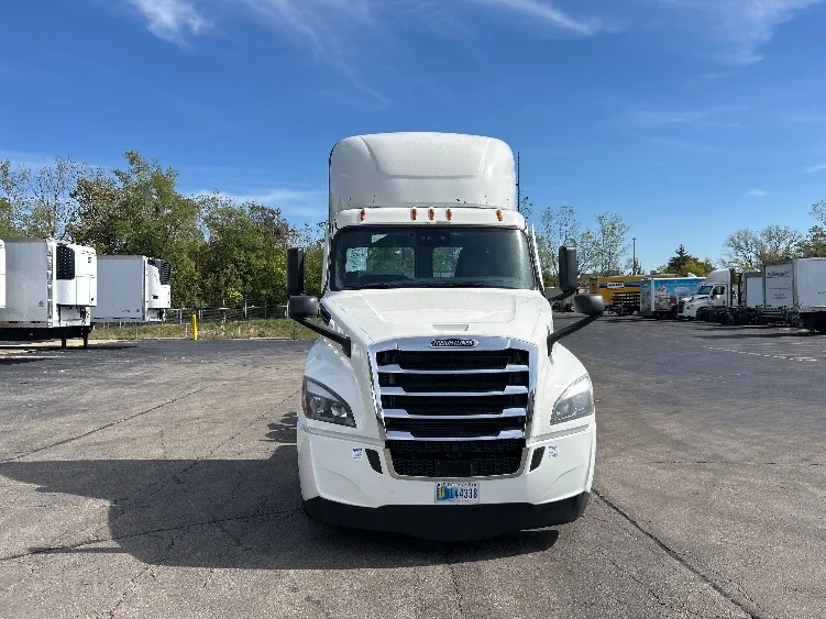 2022 Freightliner Cascadia in Piqua, OH — photo 2