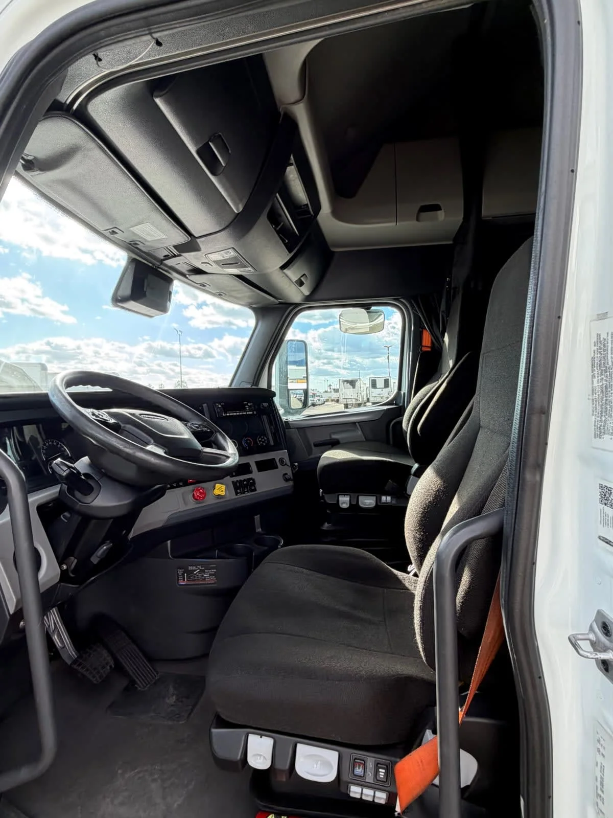2022 Freightliner Cascadia in Fontana, CA — photo 7