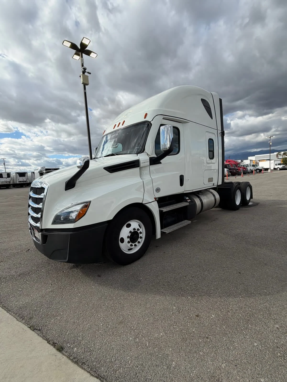 2022 Freightliner Cascadia in Fontana, CA — photo 3