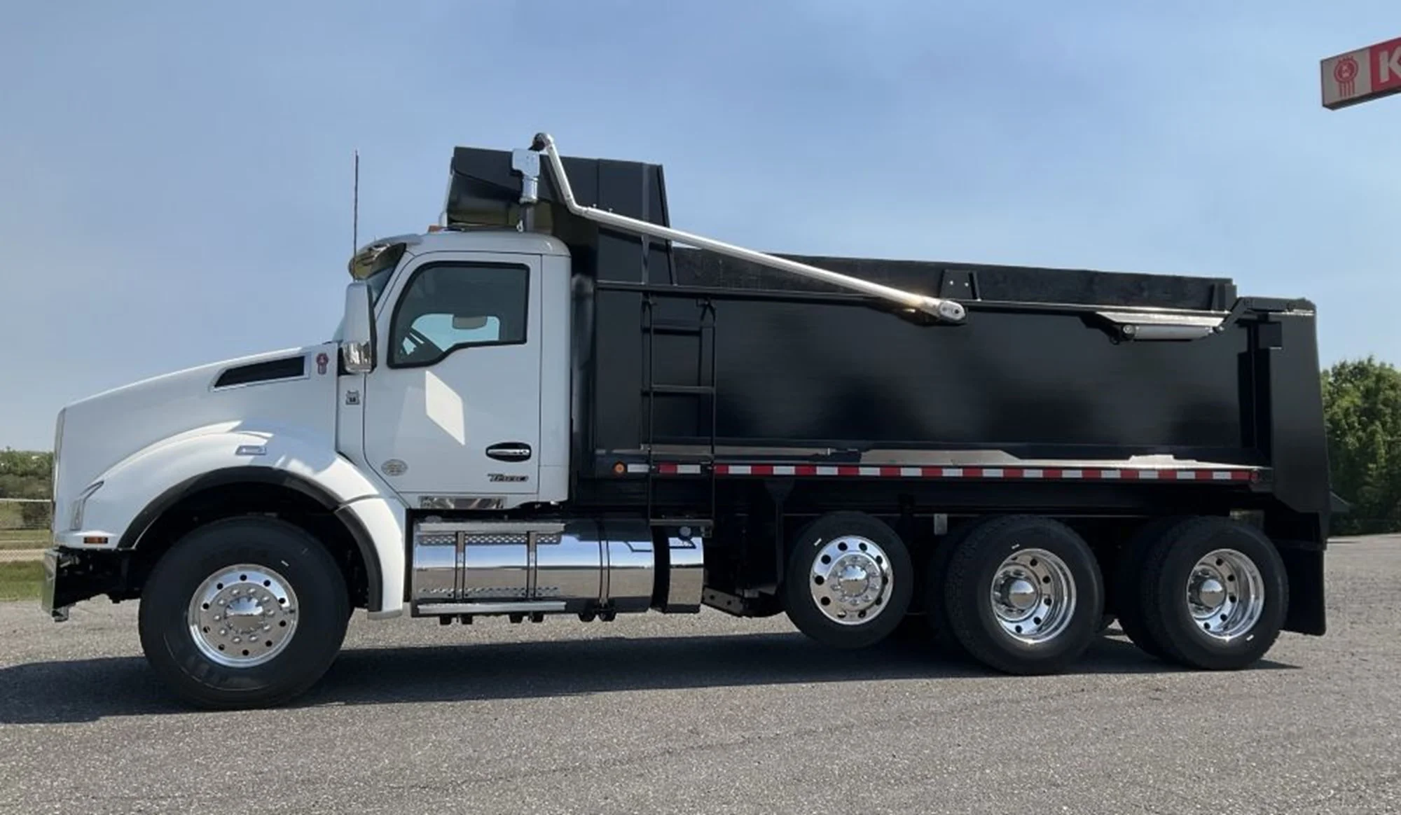 2024 Kenworth T880 - image 2