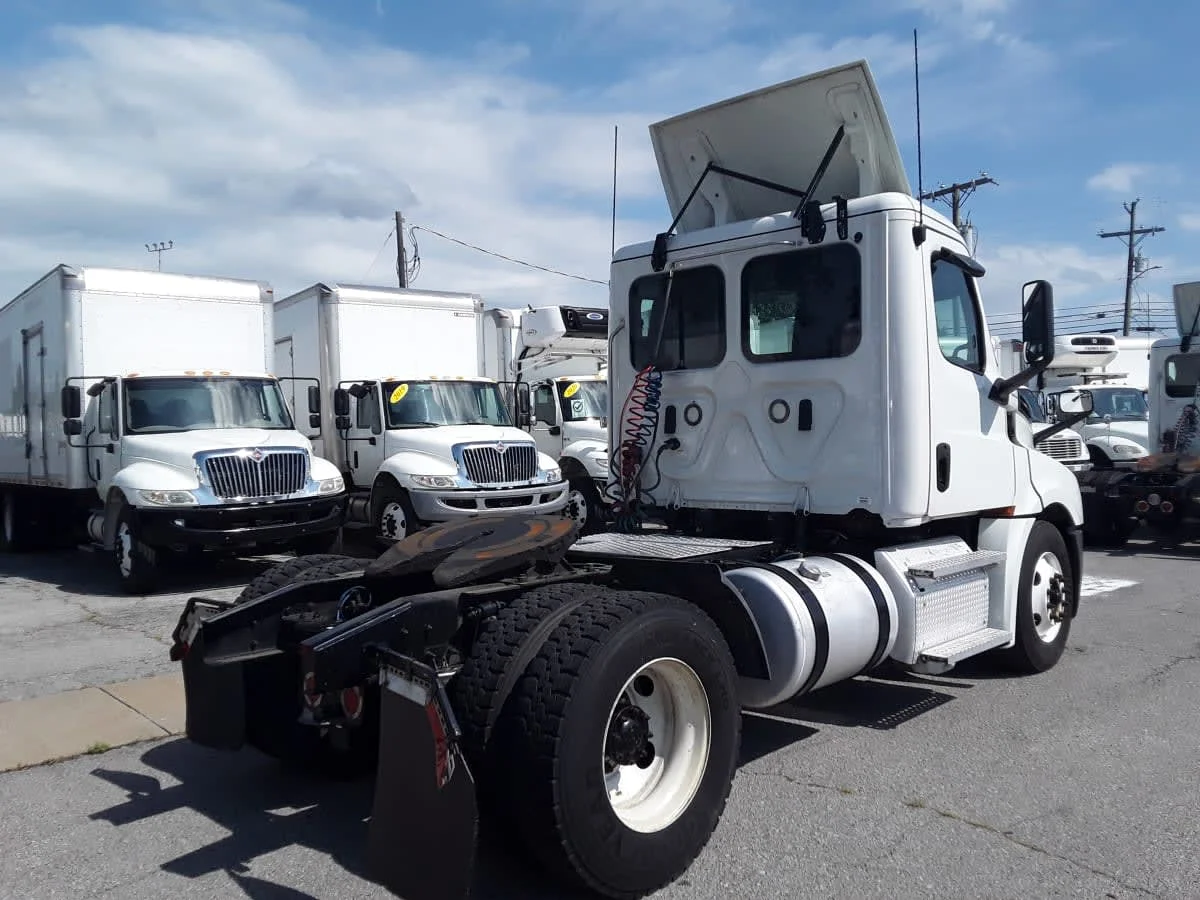 2020 Freightliner Cascadia in La Vergne, TN — photo 4