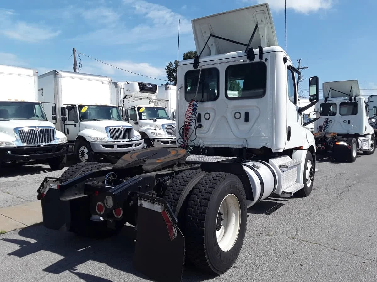 2020 Freightliner Cascadia in La Vergne, TN — photo 6