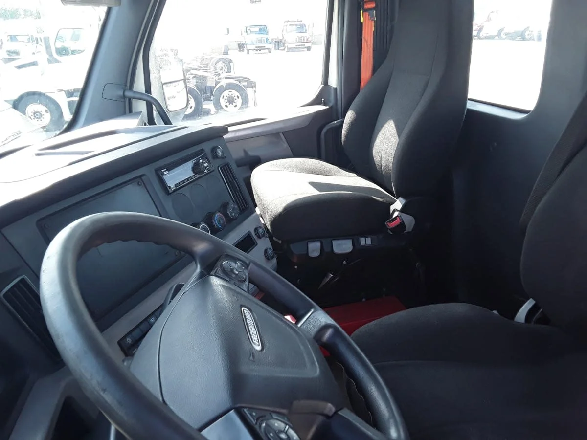 2020 Freightliner Cascadia in La Vergne, TN — photo 7