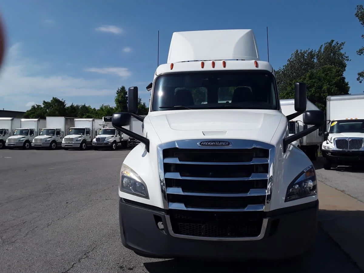2020 Freightliner Cascadia in La Vergne, TN — photo 2