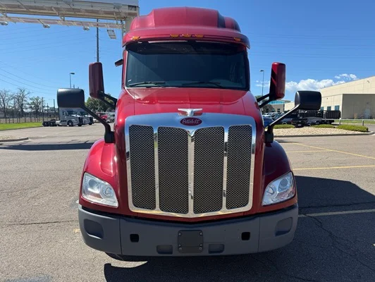 2021 Peterbilt 579 in Denver, CO — photo 2