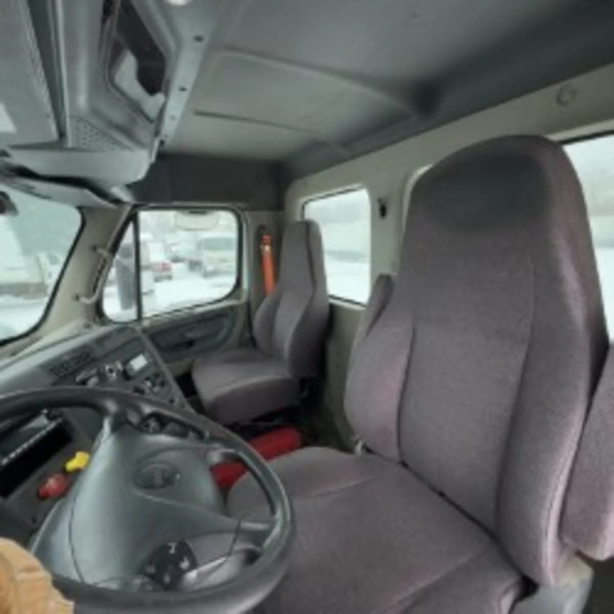 2019 Freightliner Cascadia - image 7