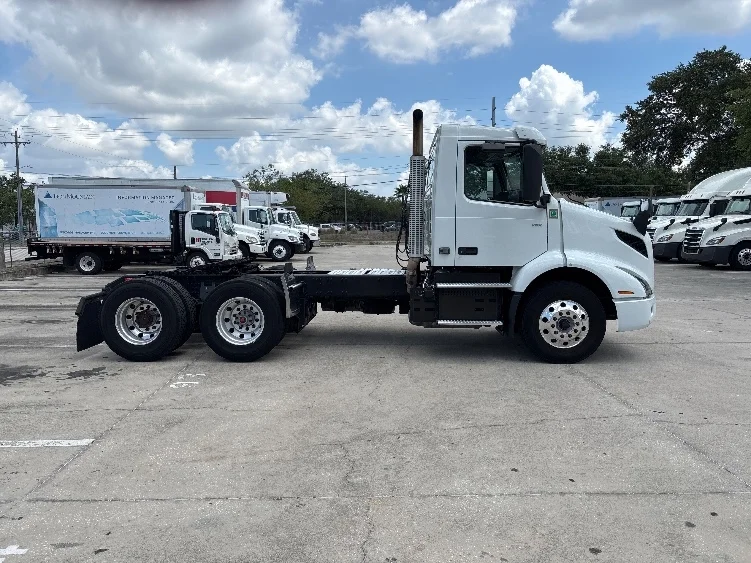 2022 Volvo VNR 660 in Tampa, FL — photo 8