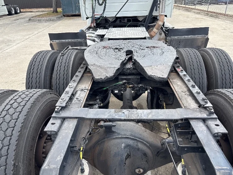 2022 Volvo VNR 660 in Tampa, FL — photo 6