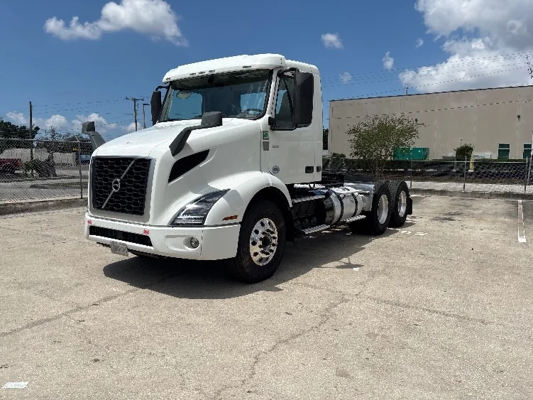 2022 Volvo VNR 660 in Tampa, FL — photo 3