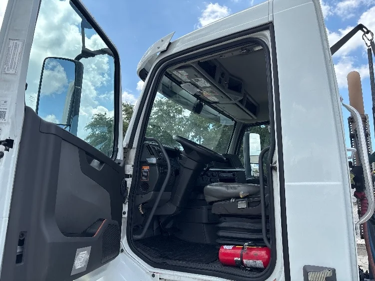 2022 Volvo VNR 660 in Tampa, FL — photo 9