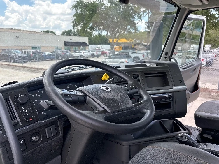 2022 Volvo VNR 660 in Tampa, FL — photo 10