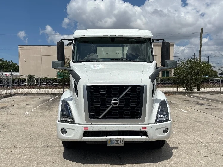 2022 Volvo VNR 660 in Tampa, FL — photo 2