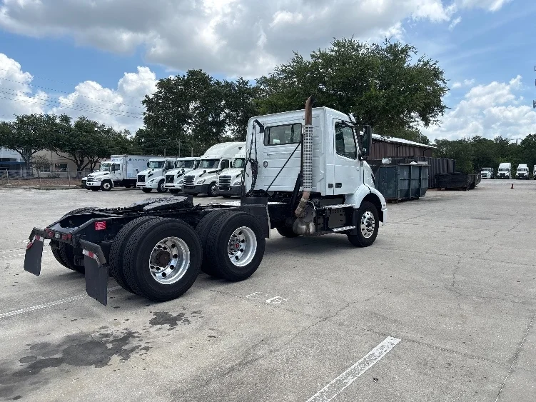 2022 Volvo VNR 660 in Tampa, FL — photo 7