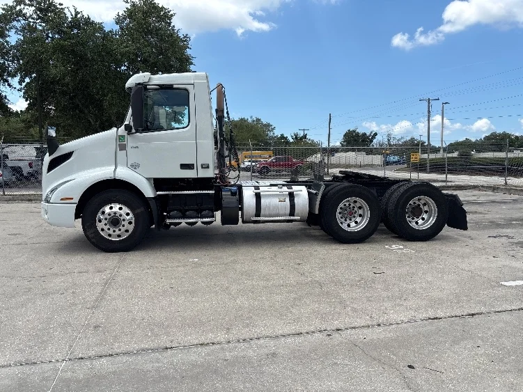 2022 Volvo VNR 660 in Tampa, FL — photo 4