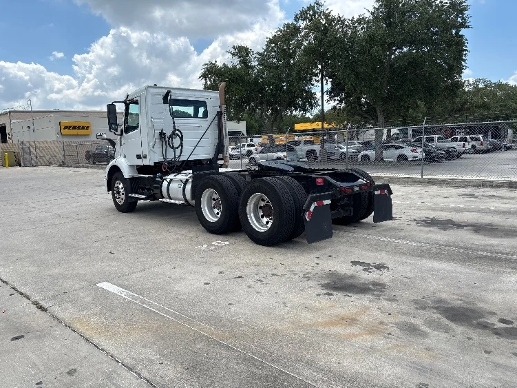 2022 Volvo VNR 660 in Tampa, FL — photo 5