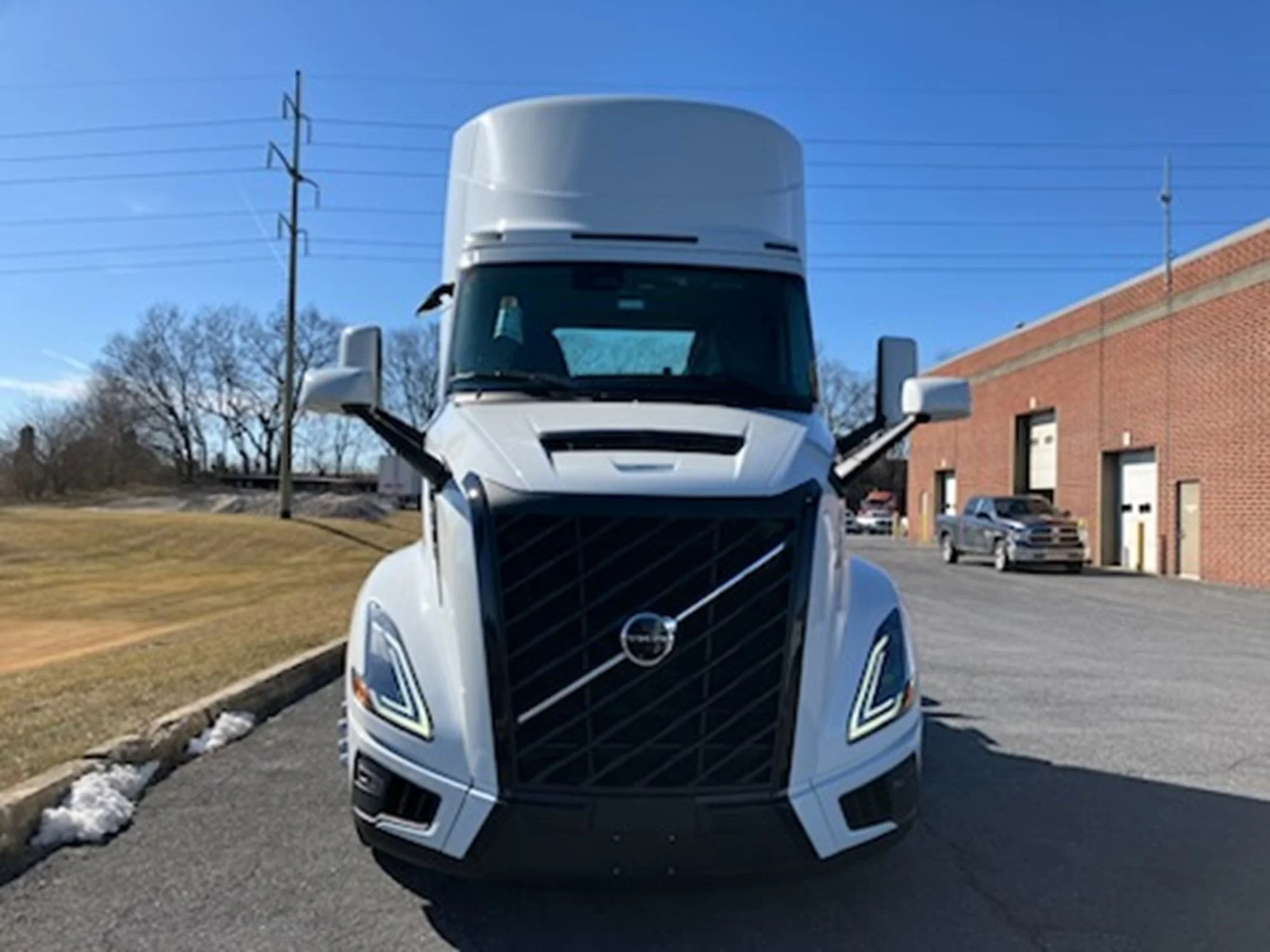 2025 Volvo — photo 2