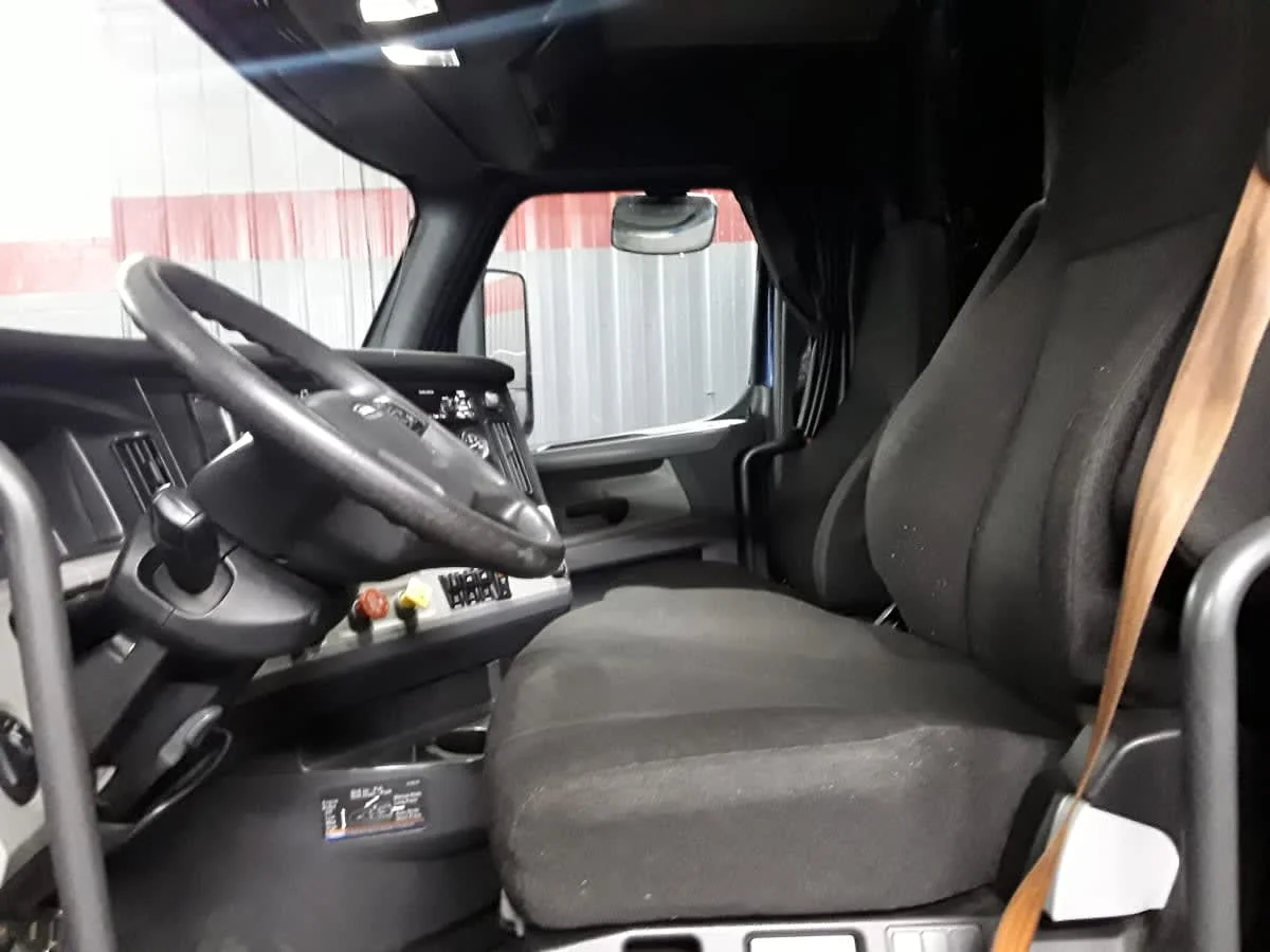 2020 Freightliner Cascadia - image 7