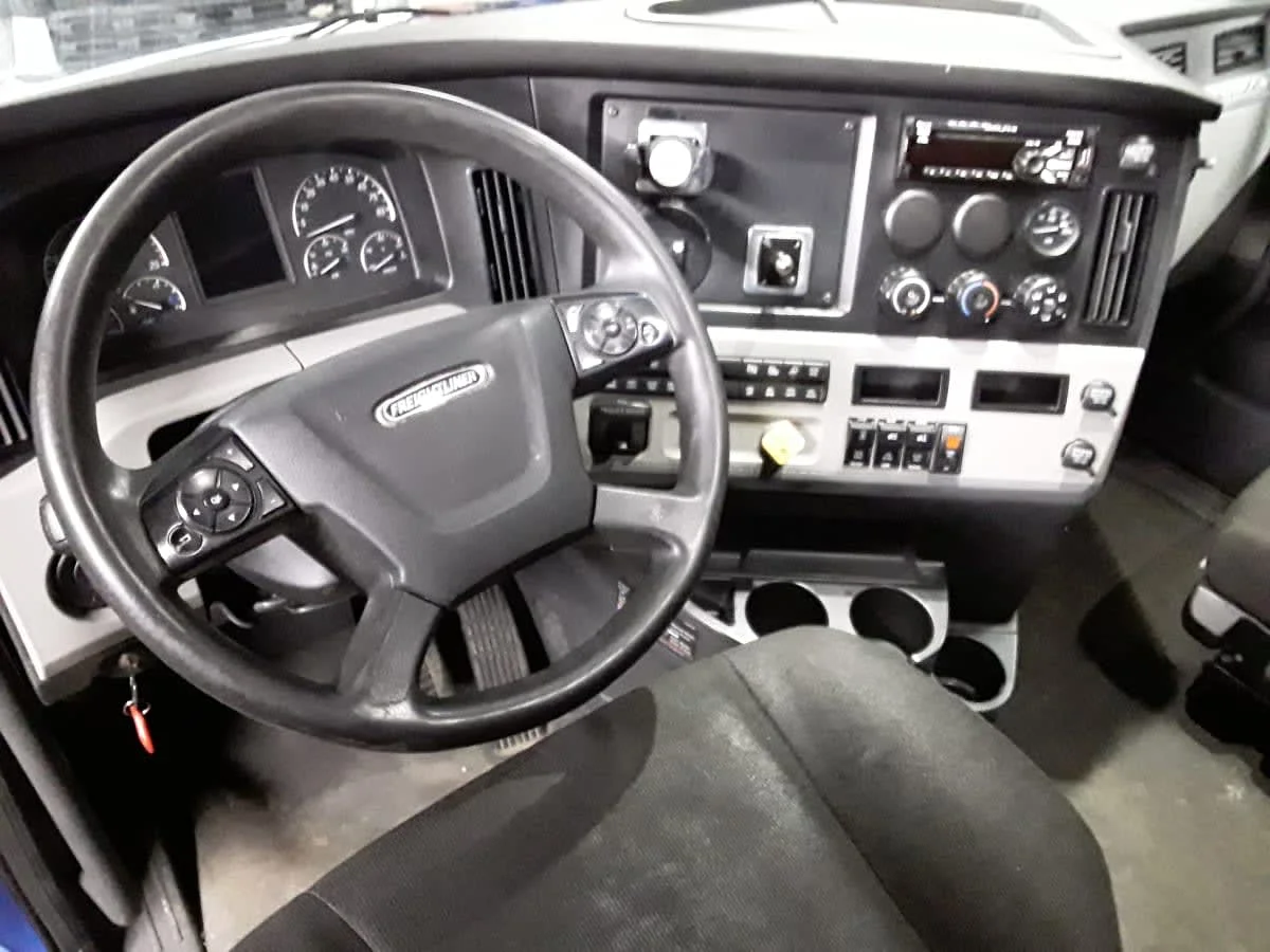 2020 Freightliner Cascadia - image 12