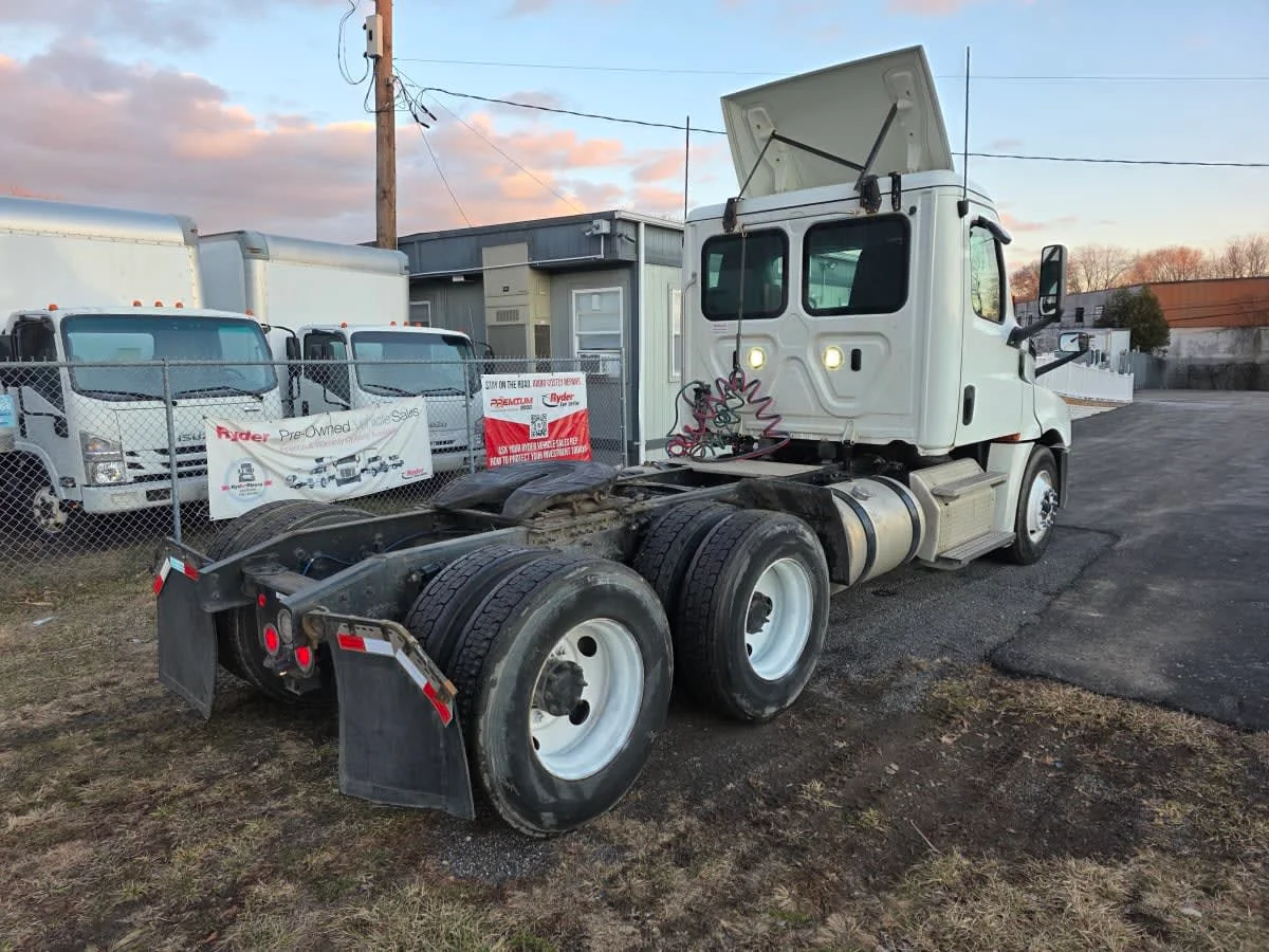 2019 Freightliner Cascadia - image 4